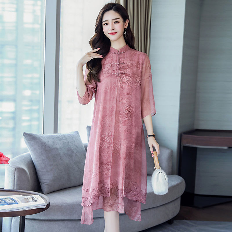 70后的我,出门从不穿太土,只穿高端蚕丝裙+平鞋,洋气又嫩美