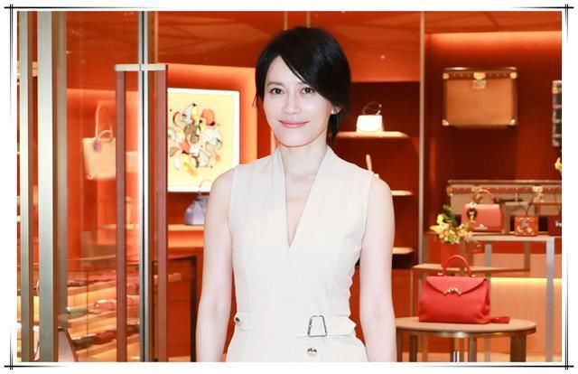 49岁许晴和47岁俞飞鸿同穿西装裙，终于知道保持少女心的重要性了