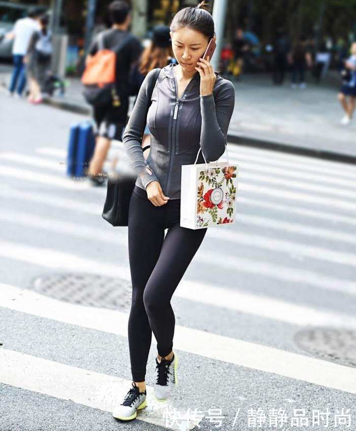 街拍: 穿紧身裤的素颜美女, 紧致的设计让身材很养眼