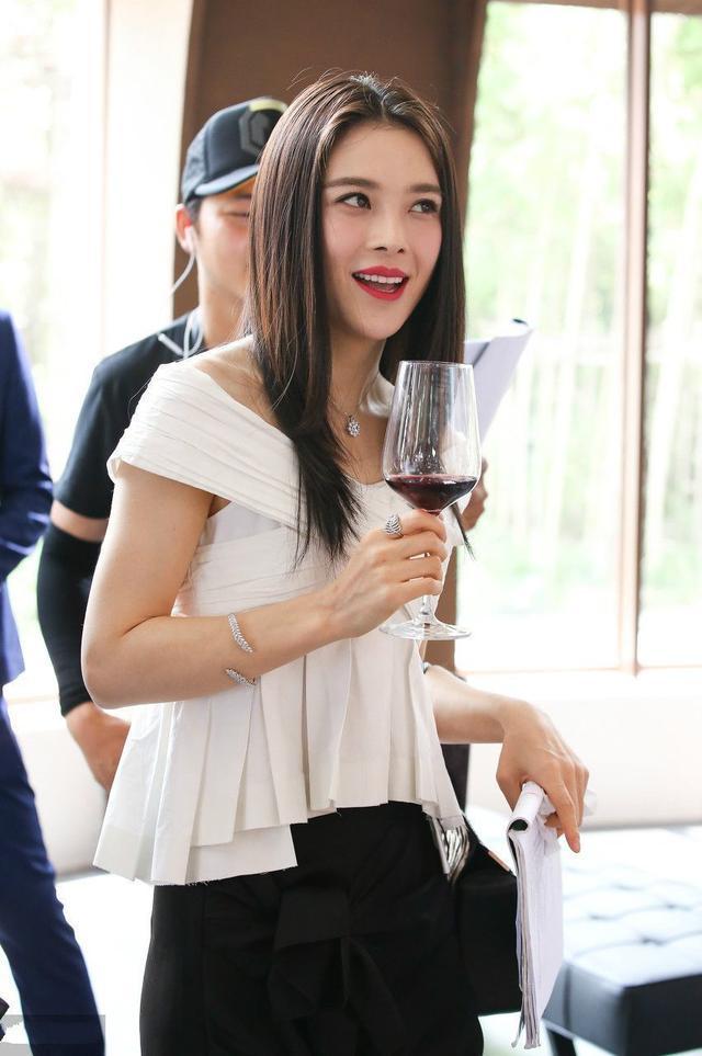 170的赵韩樱子和173的关晓彤同框，身高却互换！究竟是谁说