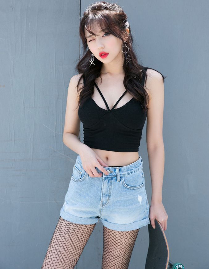 街拍小姐姐清新甜美,穿着紧身牛仔裤性感优雅