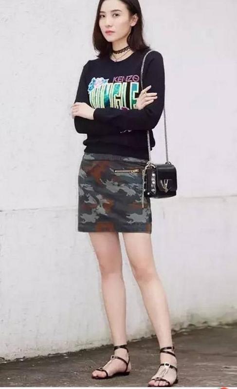 宋佳真会玩, 牛仔外套塞“裤头”里居然不丑, 网友: 有80斤吗?