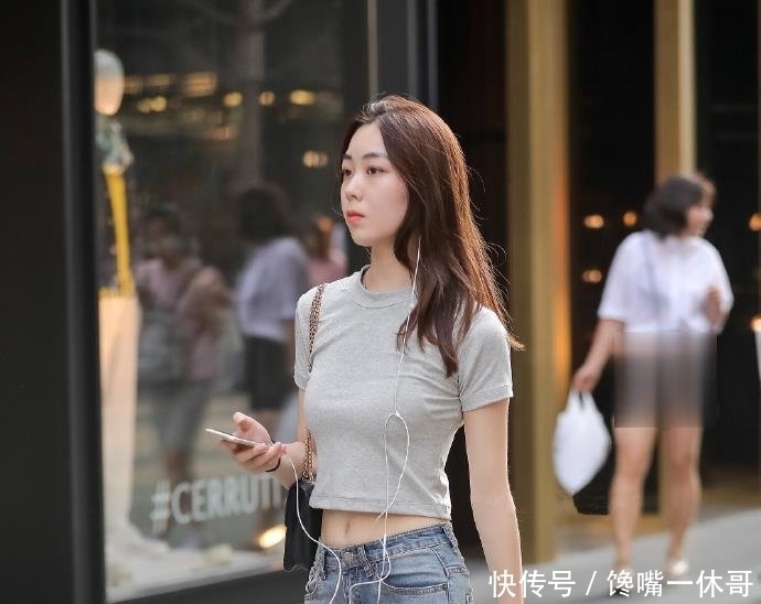  「优雅」街拍身穿灰色上衣搭配经典热裤的小姐姐，优雅而又时尚！