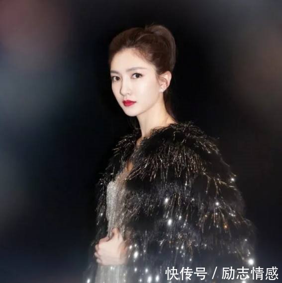 江疏影和迪丽热巴同穿流苏裙，一个妩媚一个风情万种谁更美