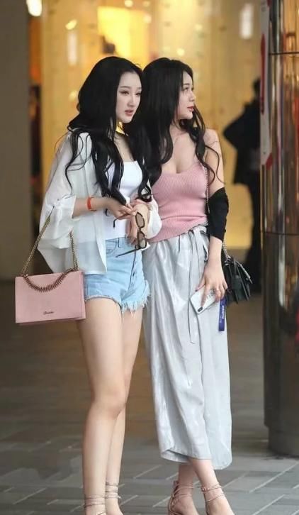 曲线动人的超短裤小姐姐，充满迷人的小性感，尽显婀娜女人味!