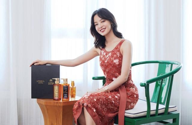 辛芷蕾又精致了几分，红唇红裙亮相，尽显辛式魅力