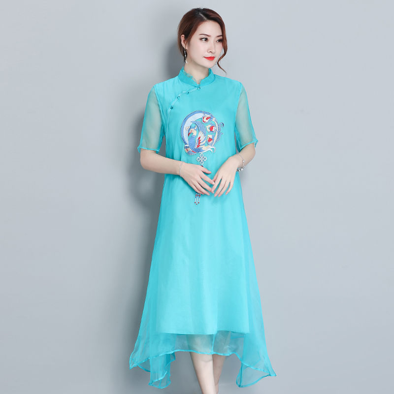 50岁女人有钱就尽量多打扮，欧根纱裙+裸鞋，穿出迷人好气色