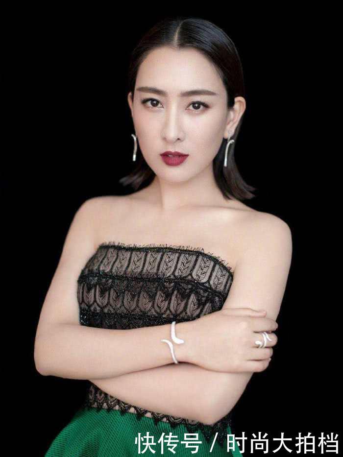 杜鹃太平撑不住衣服，马苏环胸超自信，网友：情义千斤，不敌胸前