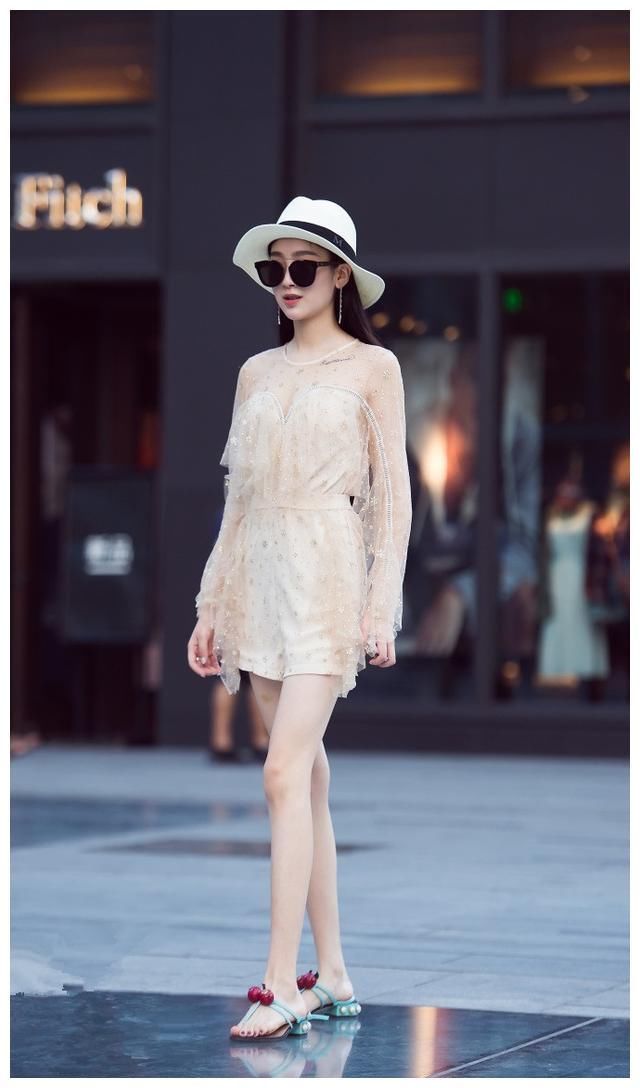 街拍：图1简约潮流，图2身材傲人，图6气质清雅