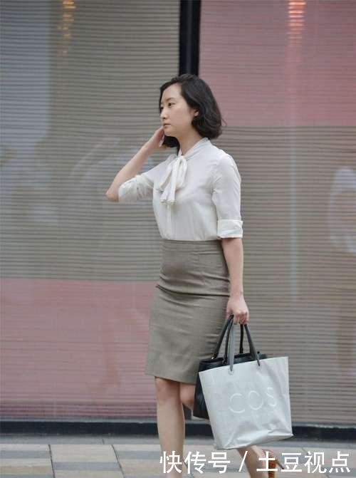  「美女」街拍喜欢健身的美女,瑜伽裤搭配一件米色卫衣,身材好气质佳！