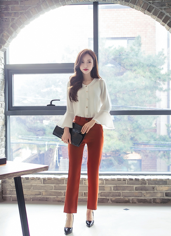 女神孙允珠，红豆碎冰纤滑肌理荷叶袖雪纺