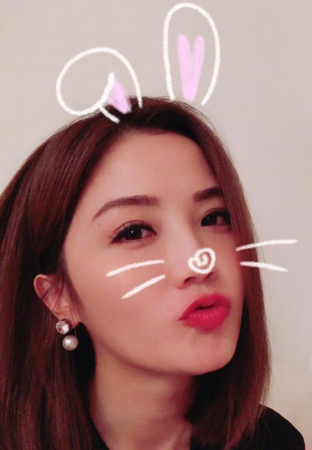 蔡卓妍字母T恤+吊带裙，回归青春美少女，网友：这次没得罪造型师