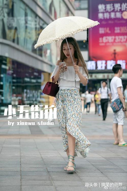 路人街拍：超自信的两位小姐姐，两条短裤秀出完美身材，特别耀眼