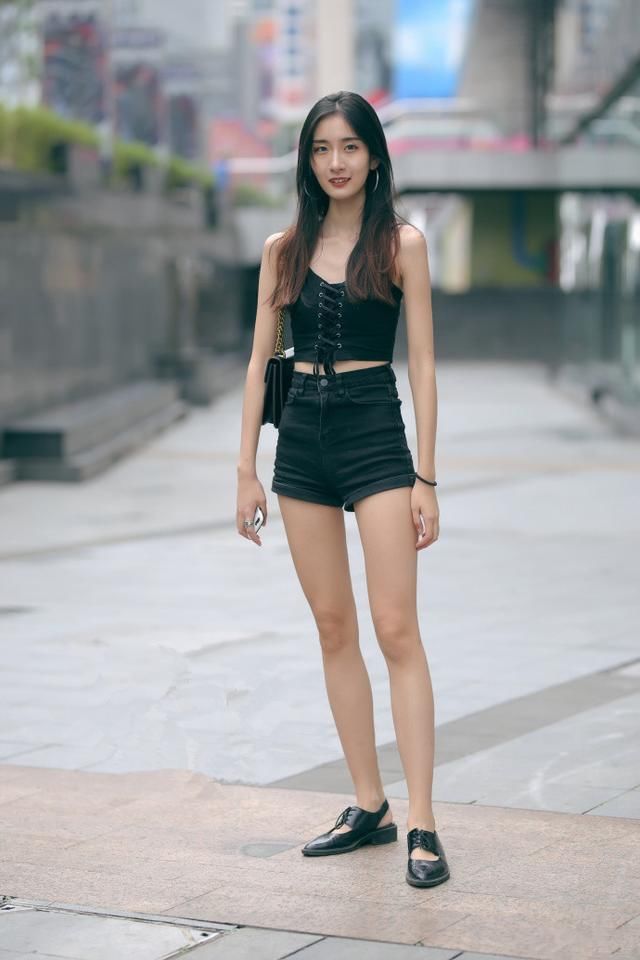 街拍，夏日清凉装扮摩登而时尚，秀出绝美好身材