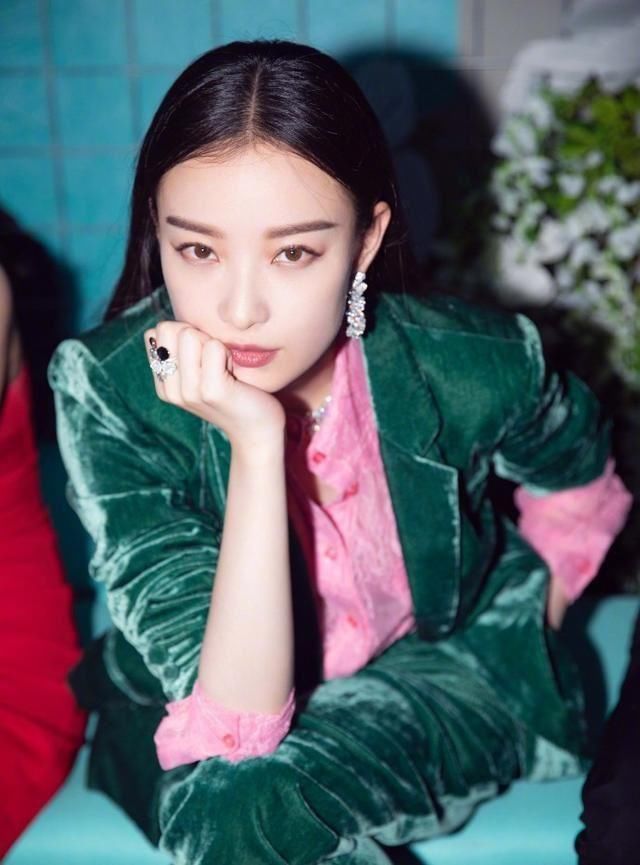 神难穿的红配绿，竟让倪妮穿的蜜汁好看，这套西装让人大开眼界!