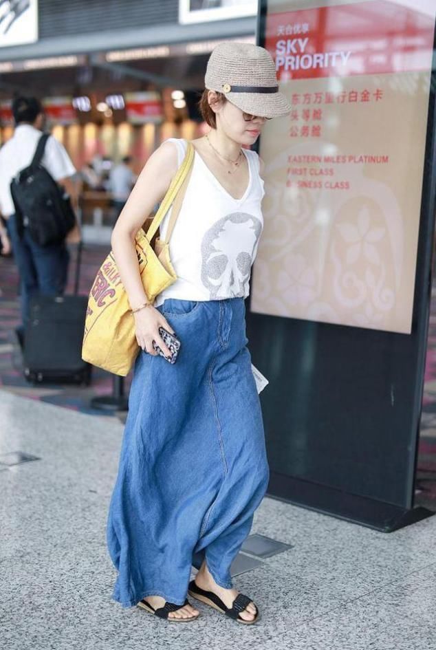 『短裙』马伊琍又穿背心走机场,只不过换了一条短裙,就美出新境界!