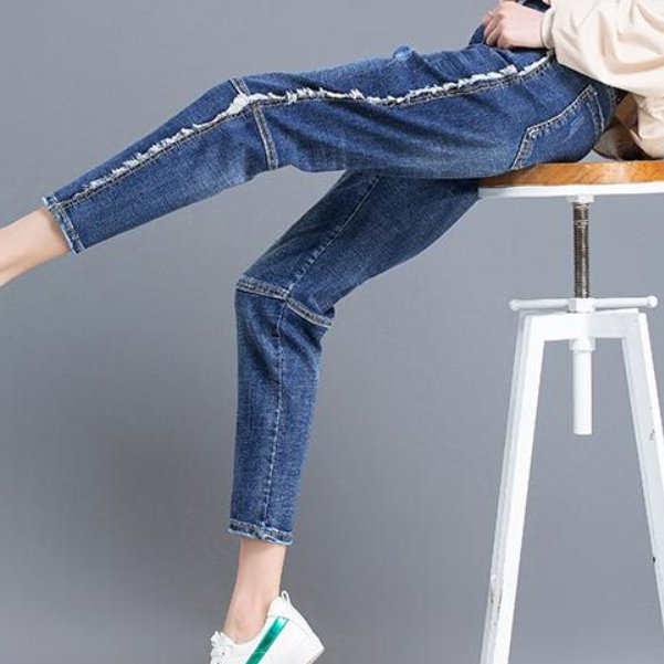 女人奔三以后,别老穿裙子,多穿这样的牛仔裤,显瘦显美特显高