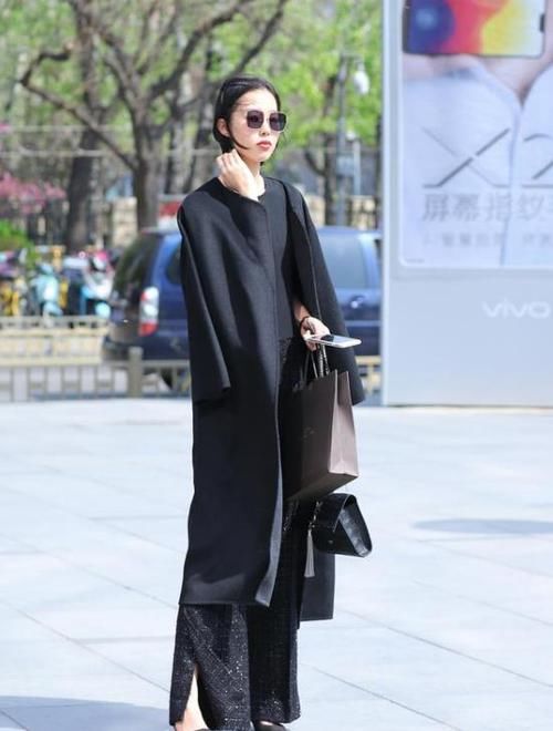  『搭配』街拍：貌若天仙的小姐姐，一件黄色背心配白色短裤，青春靓丽气息