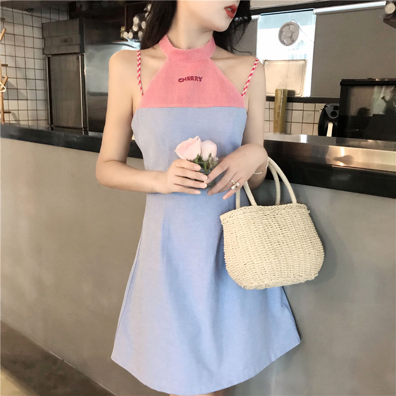 令人怦然心动的挂脖连衣裙，勾勒迷人曲线，气场十足散发女人香