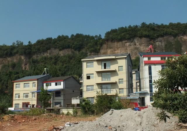  「适合」“农村盖房”和“城里买房”差别在哪？哪个更适合当下