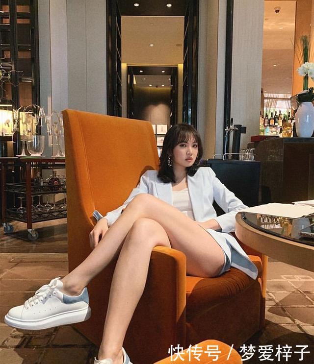  『顶级』华为老总顶级千金回国，背LV包不算啥，意外暴露的别墅外景真奢华