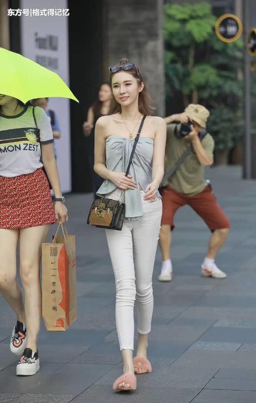 美女穿抹胸装秀娇嫩肌肤，好身材很迷人，背后的大爷有点激动啊！