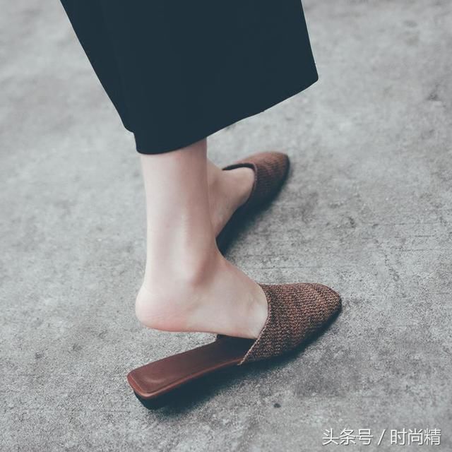 夏季放飞脚丫子，穿上时髦的凉拖鞋，让玉足也撒个欢吧