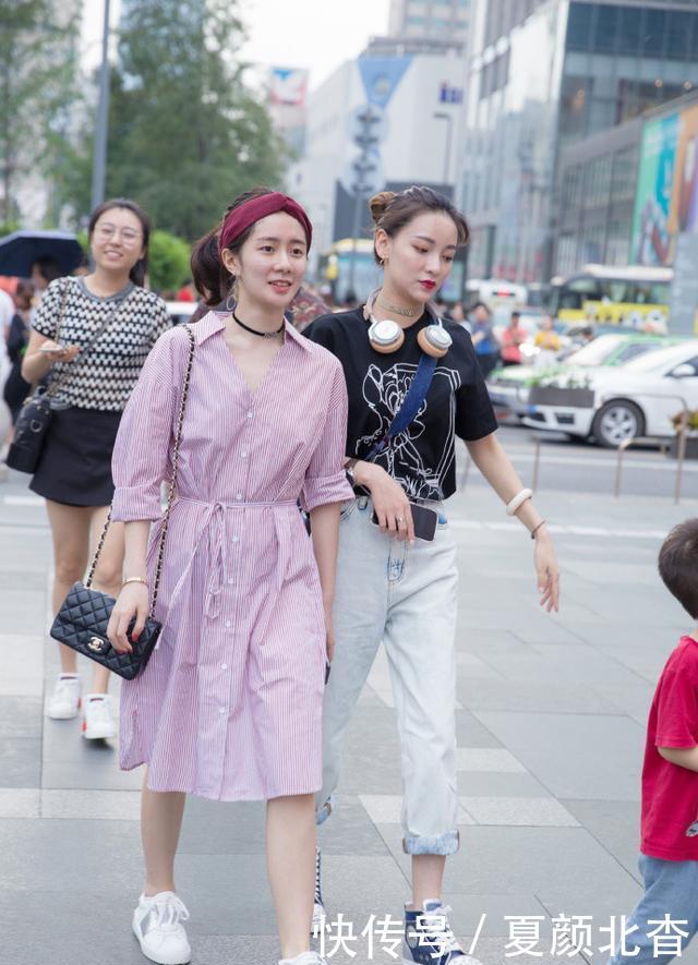  「凸显」街拍：淡蓝色的小吊带搭亮色深蓝短裙，靓丽十足，凸显优雅个性