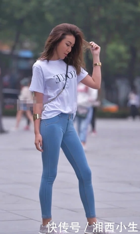 摄影：古铜色颜值的小姐姐，紧身牛仔裤搭配T恤，秀出自己迷人的