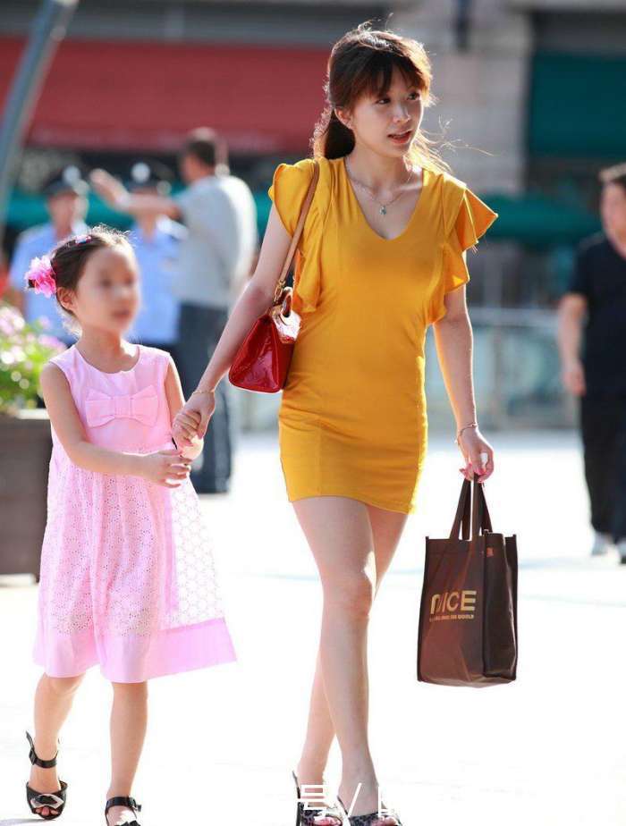 街拍: 黄色连衣裙辣妈, 既时尚又气质, 一点也不输20岁的美女