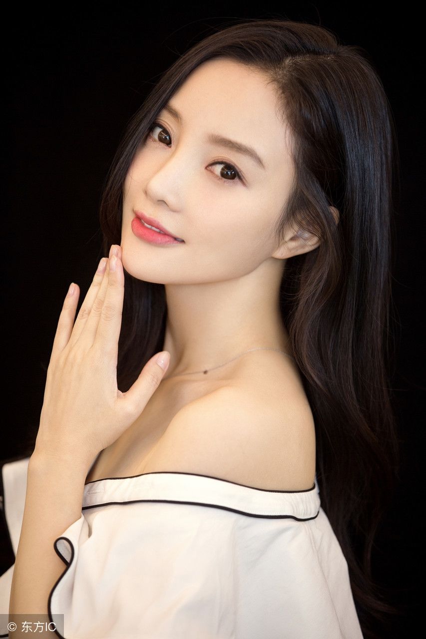 李小璐黑色眼镜破洞牛仔裤带甜馨，秒显时尚!网友:还是那么美!