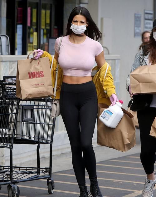 #身材太棒#INS模特Katie Bell好会穿,紧身T恤配leggings,“4D”身材真饱满