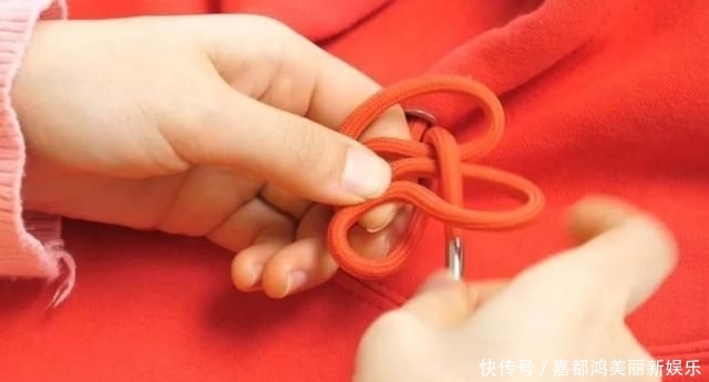 漂亮:今年最流行的卫衣绳子打结法,既漂亮又个性,方法简单一学就会!