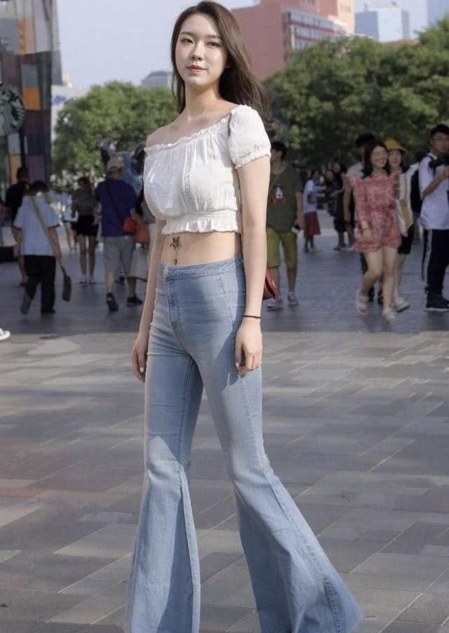  美女|牛仔裤的款式不错，让你的腿部看起来更长，轻松穿出青春动感魅力