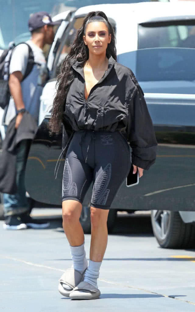 熟女紧身短裤绷出完美的线条，好身材走路昂首挺胸女王范十足