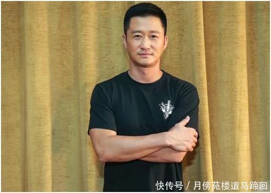 吴京笑嘻嘻回应黑白照事件，附上简短两个字健在