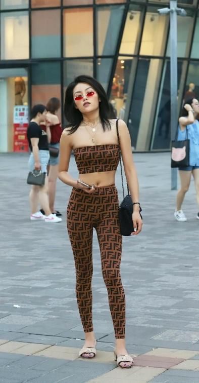 街头美女身穿性感暴露紧身衣 身材曼妙有气质