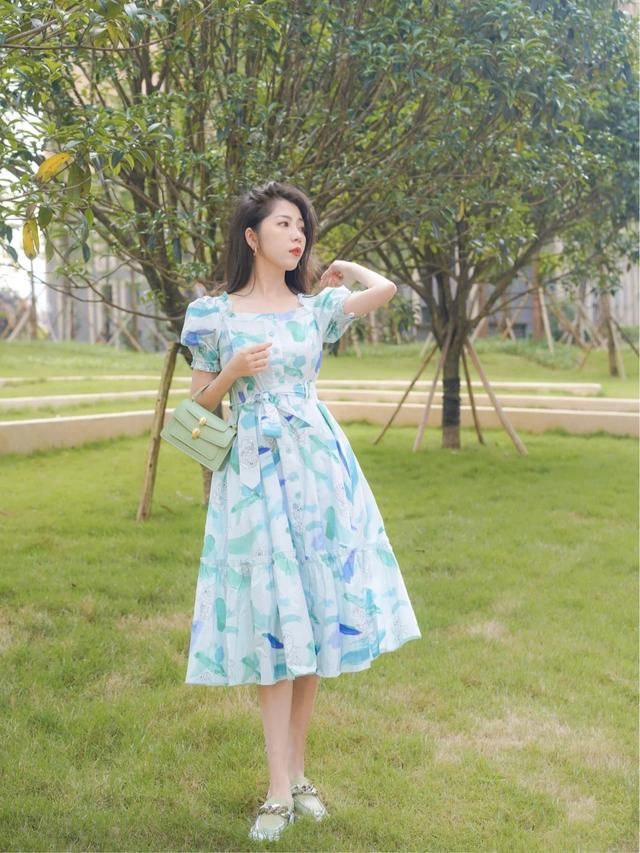  『大胸女性』胸大的女性穿搭显胖又尴尬？这些穿搭小技巧来帮忙，让你更纤细