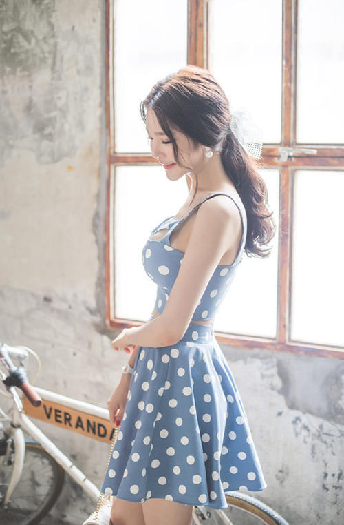 室内美女写真集：吊带上衣搭配短裙，展示傲人身材，性感又时尚！