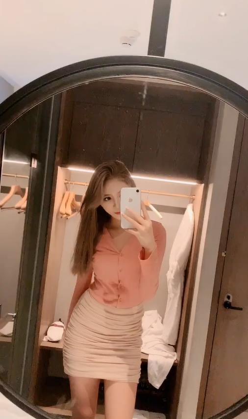 美女你这镜子脏了,得擦一擦才能看得清