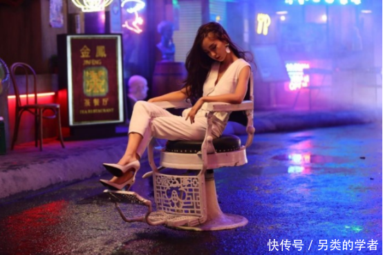 被杨颖的腹肌给吓到了，一直有点微胖的她，这下可以穿得很惊艳了