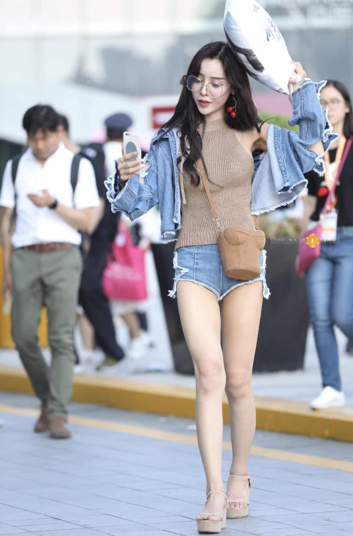 最美的牛仔短裤长腿女孩，惊艳了时光的清纯女神，单肩包包说明了