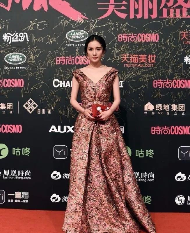 女星穿prada大放光彩，但巩俐和章子怡都败给了她