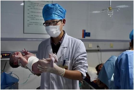 坐月子期间老公没熬住,紧急送到医院,婆婆当场