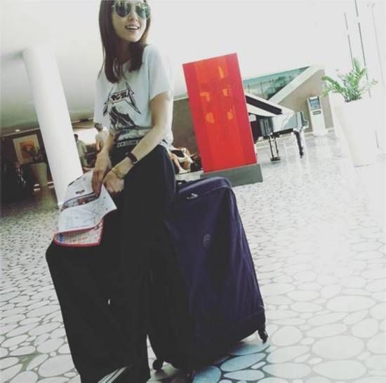 范玮琪休闲装扮现身机场 甜笑撩发元气满满