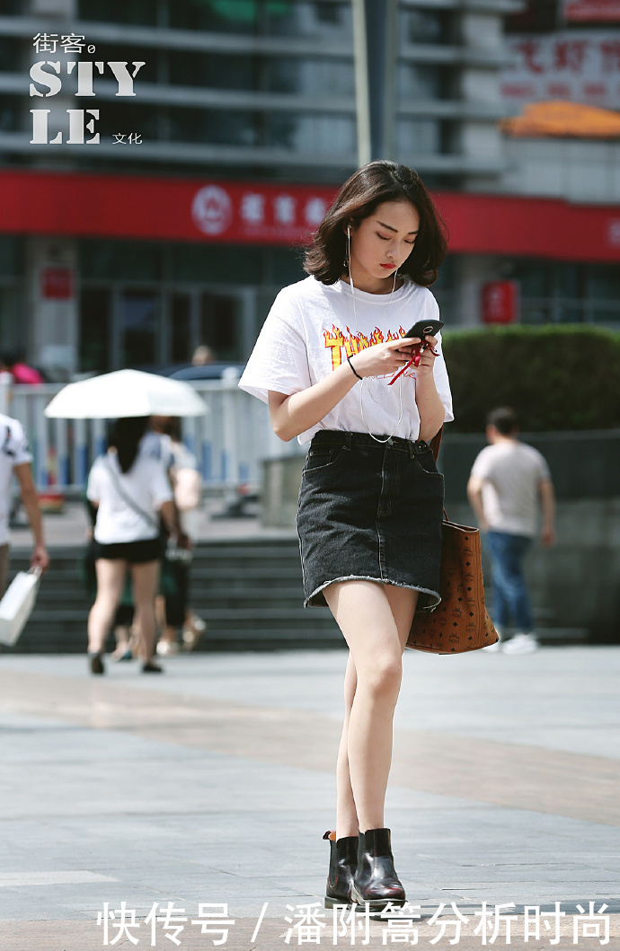 路人街拍的:小姐姐洁白吊带长裙很飘逸,行走在街上如仙女下凡!