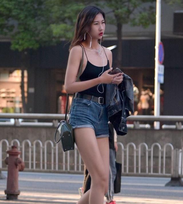 帅气休闲的高腰牛仔短裤，拉长你的下身比例，轻松打造大长腿！