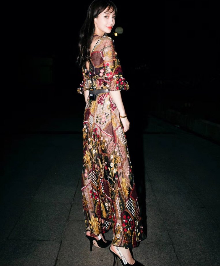 baby展异域风情长腿迷人，网友:感觉她的每张照片都用力睁大眼睛