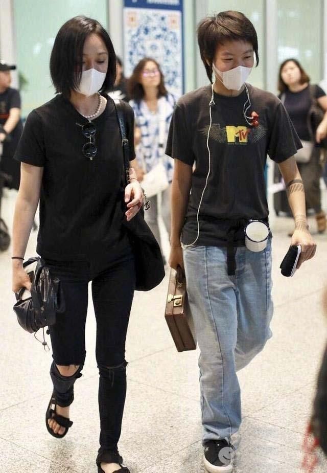 休闲凉鞋硬是穿成增高鞋，周迅为了显高，也不管好不好看了!