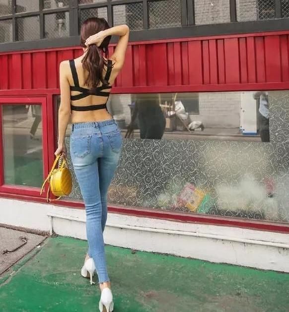 紧身牛仔裤搭配出来的效果，体现美女性感身材，展现优美的魅力